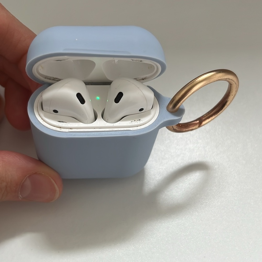 Apple AirPods Generation 1 comes with blue case!